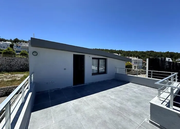 Triplex With Pool In A Secure Site Villa *