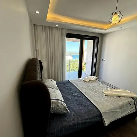 Triplex With Pool In A Secure Site Vilă